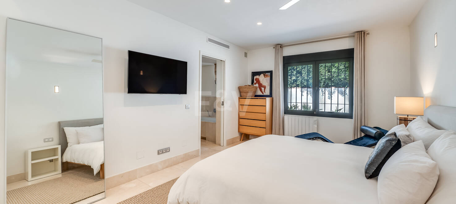 Modern Villa med andalusisk stil vid stranden i Marbesa - en privat oas