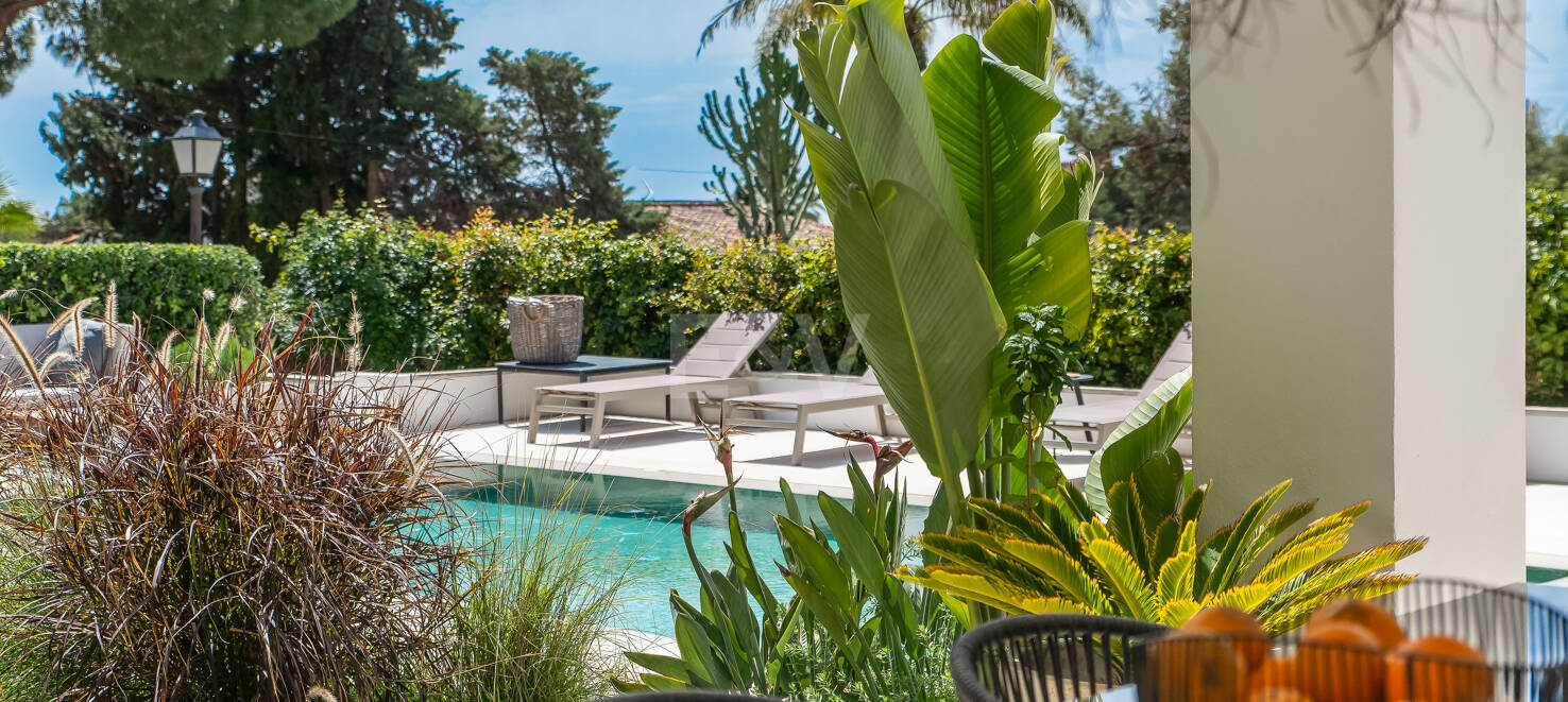 Modern Villa med andalusisk stil vid stranden i Marbesa - en privat oas