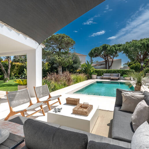 Modern Villa med andalusisk stil vid stranden i Marbesa - en privat oas