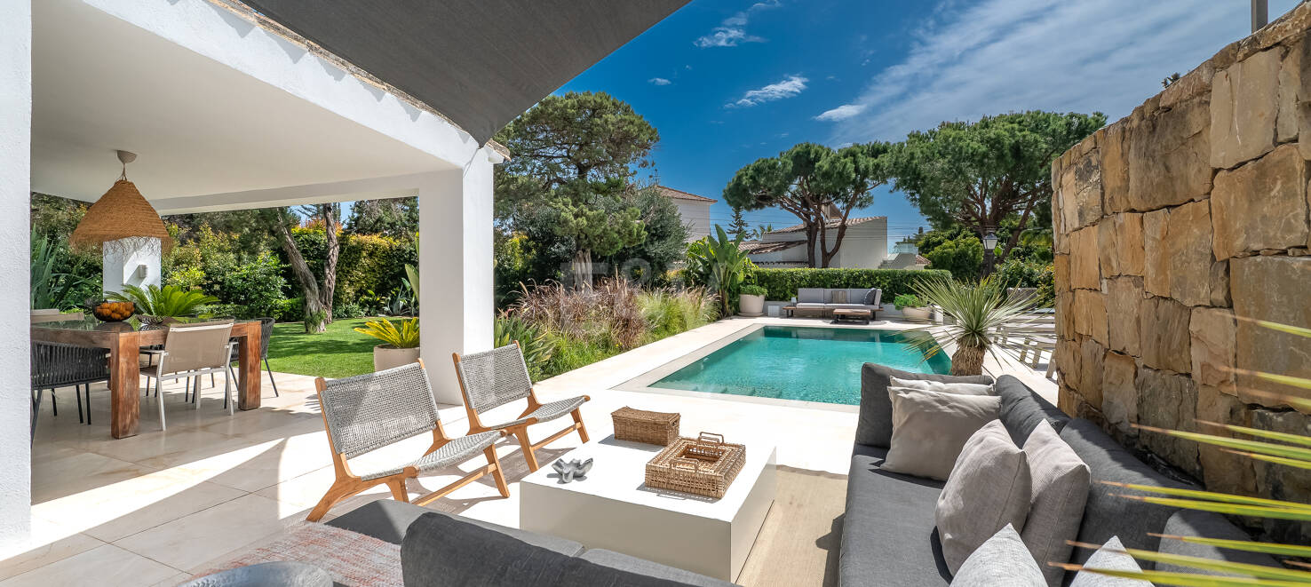 Modern Villa med andalusisk stil vid stranden i Marbesa - en privat oas