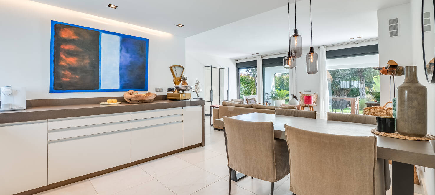 Modern Villa med andalusisk stil vid stranden i Marbesa - en privat oas