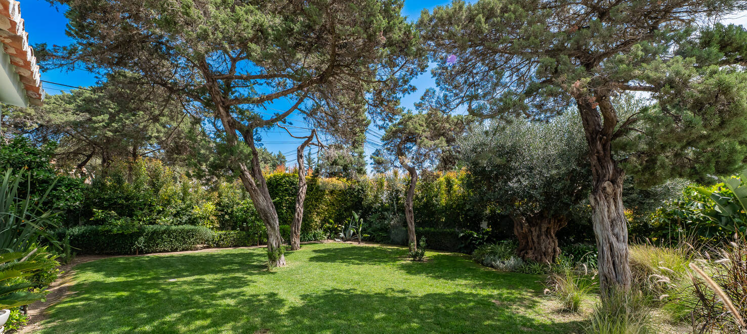 Modern Villa med andalusisk stil vid stranden i Marbesa - en privat oas