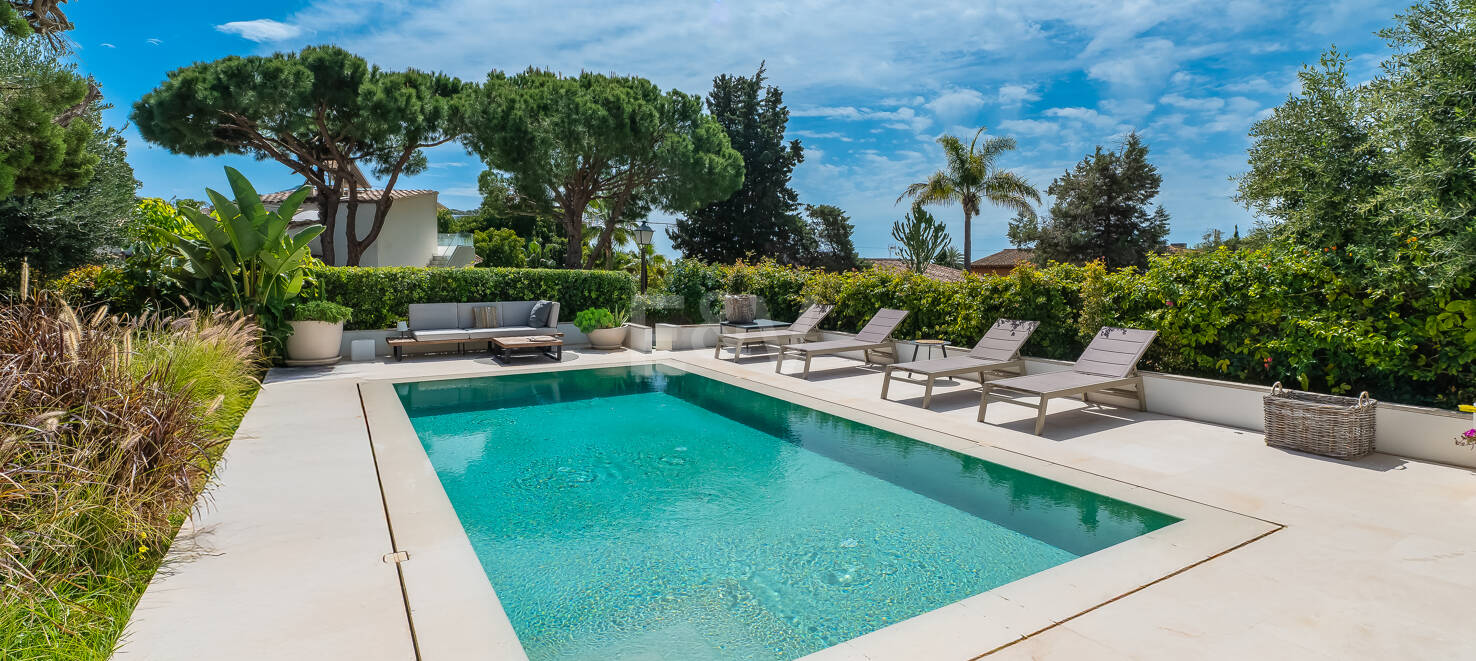 Modern Villa med andalusisk stil vid stranden i Marbesa - en privat oas