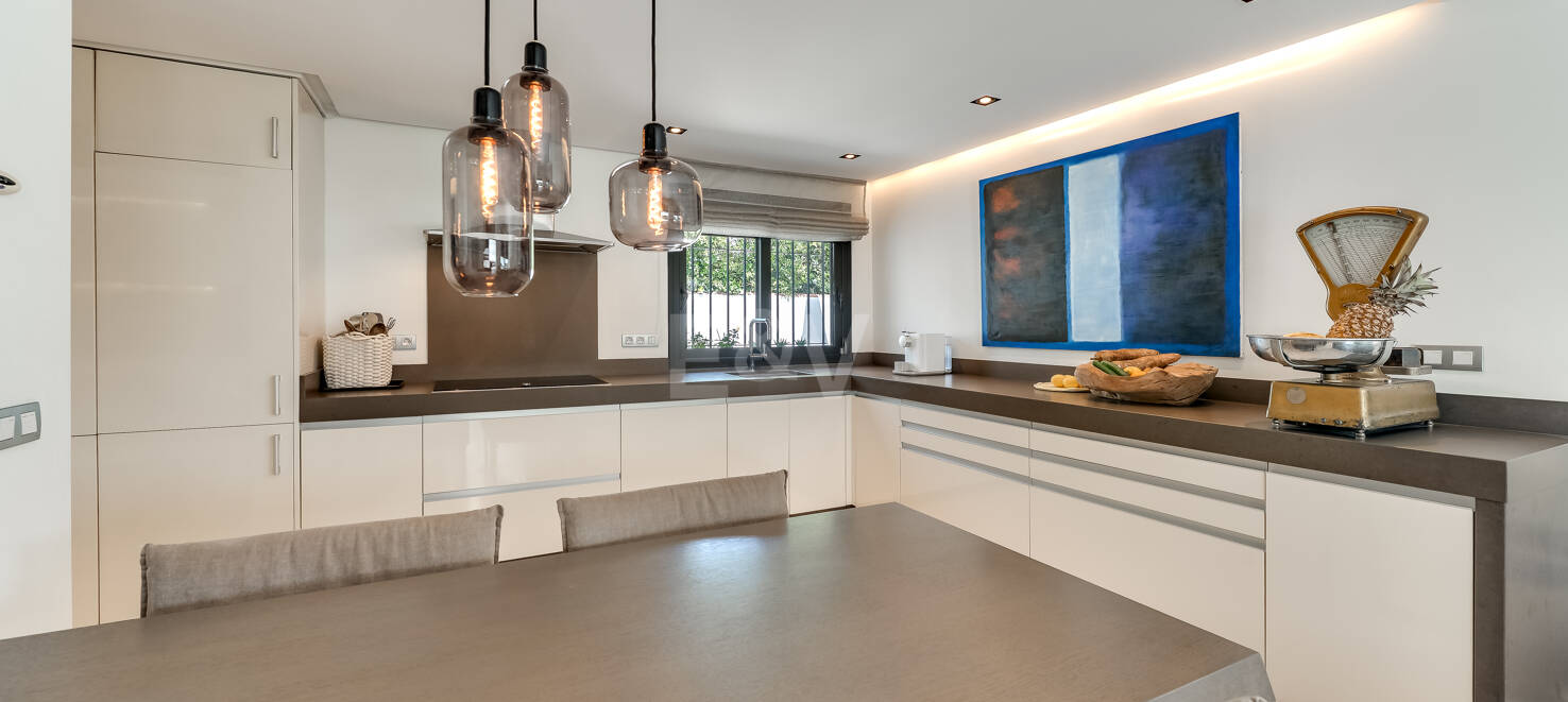 Modern Villa med andalusisk stil vid stranden i Marbesa - en privat oas