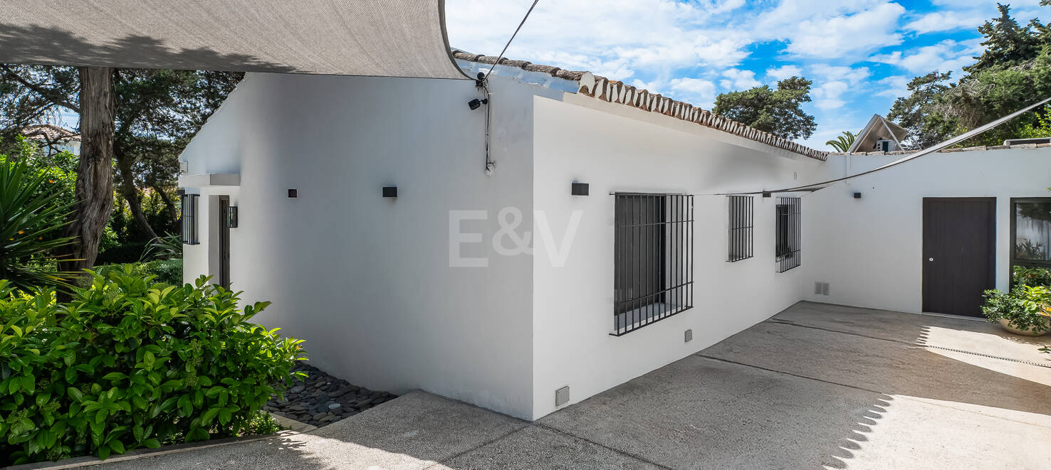 Modern Villa med andalusisk stil vid stranden i Marbesa - en privat oas