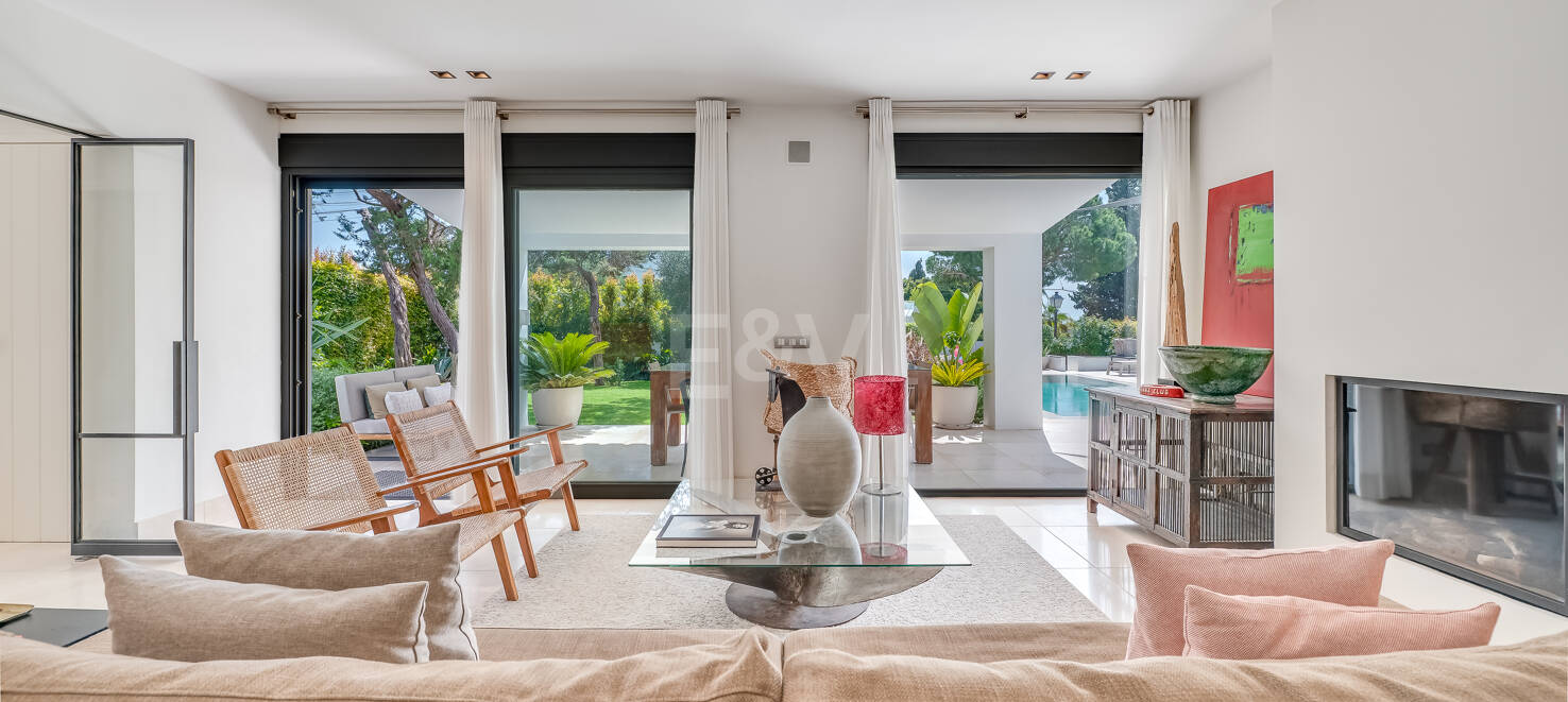 Modern Villa med andalusisk stil vid stranden i Marbesa - en privat oas