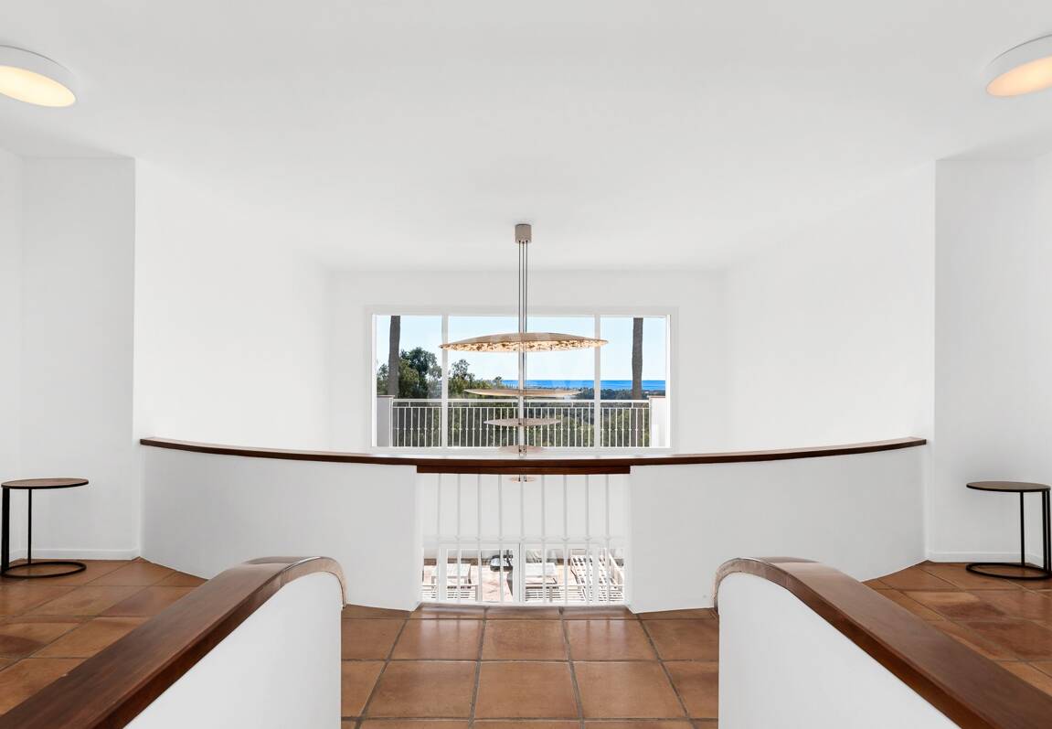 Elegant Villa with Panoramic Sea Views in Río Real