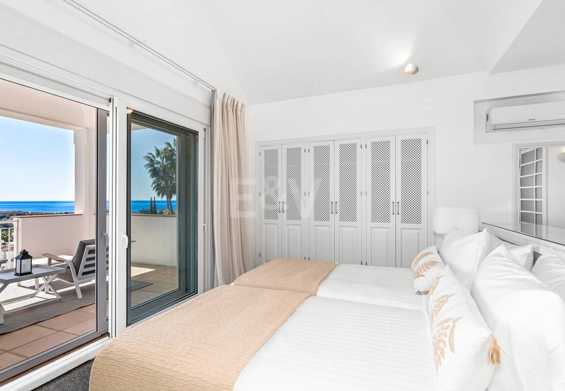 Elegant Villa with Panoramic Sea Views in Río Real