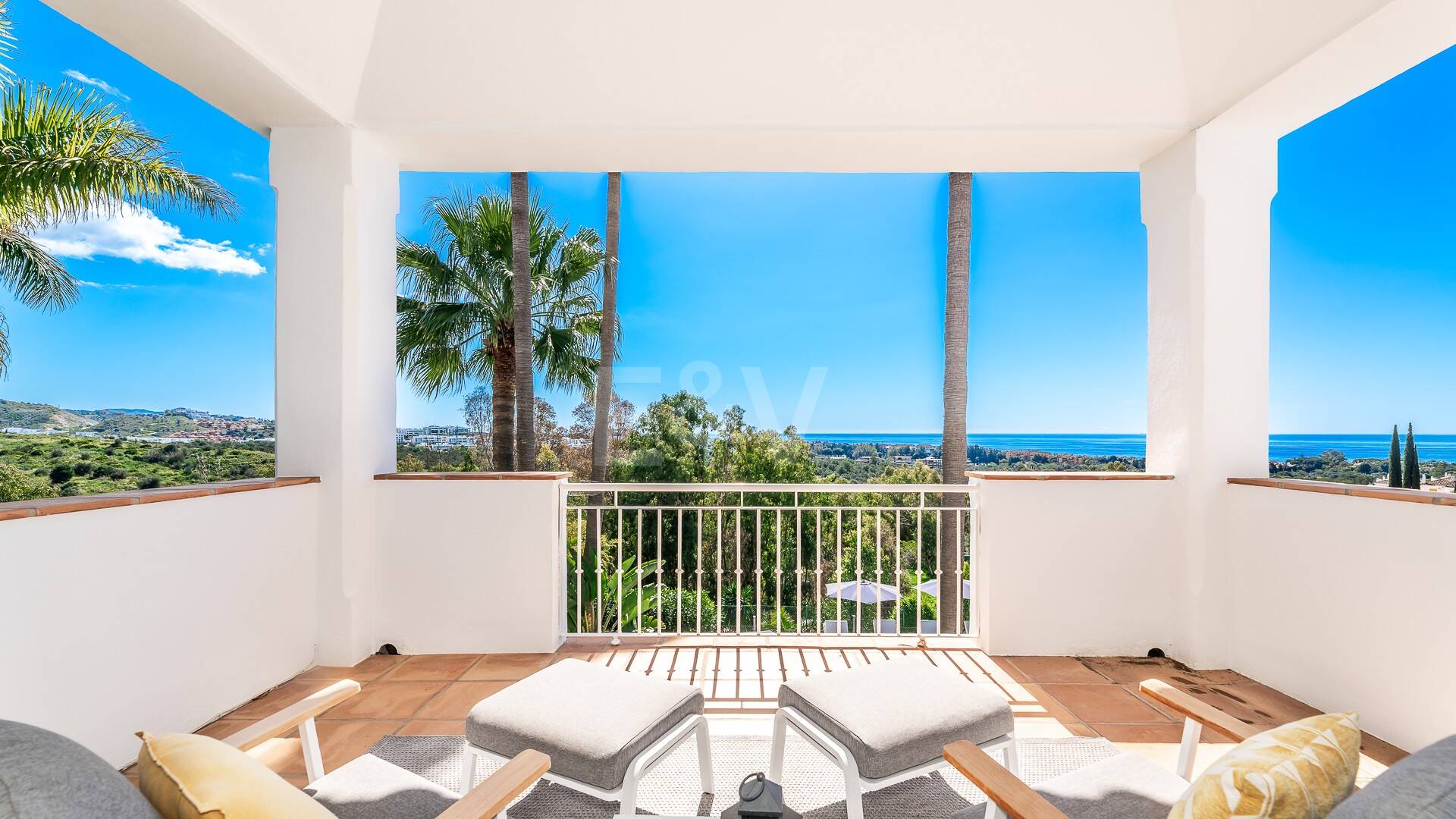 Elegant Villa with Panoramic Sea Views in Río Real