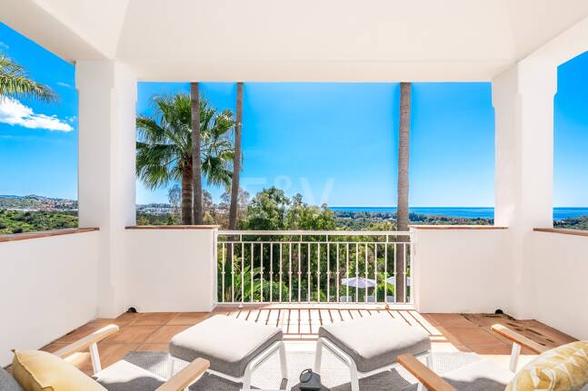 Elegant Villa with Panoramic Sea Views in Río Real