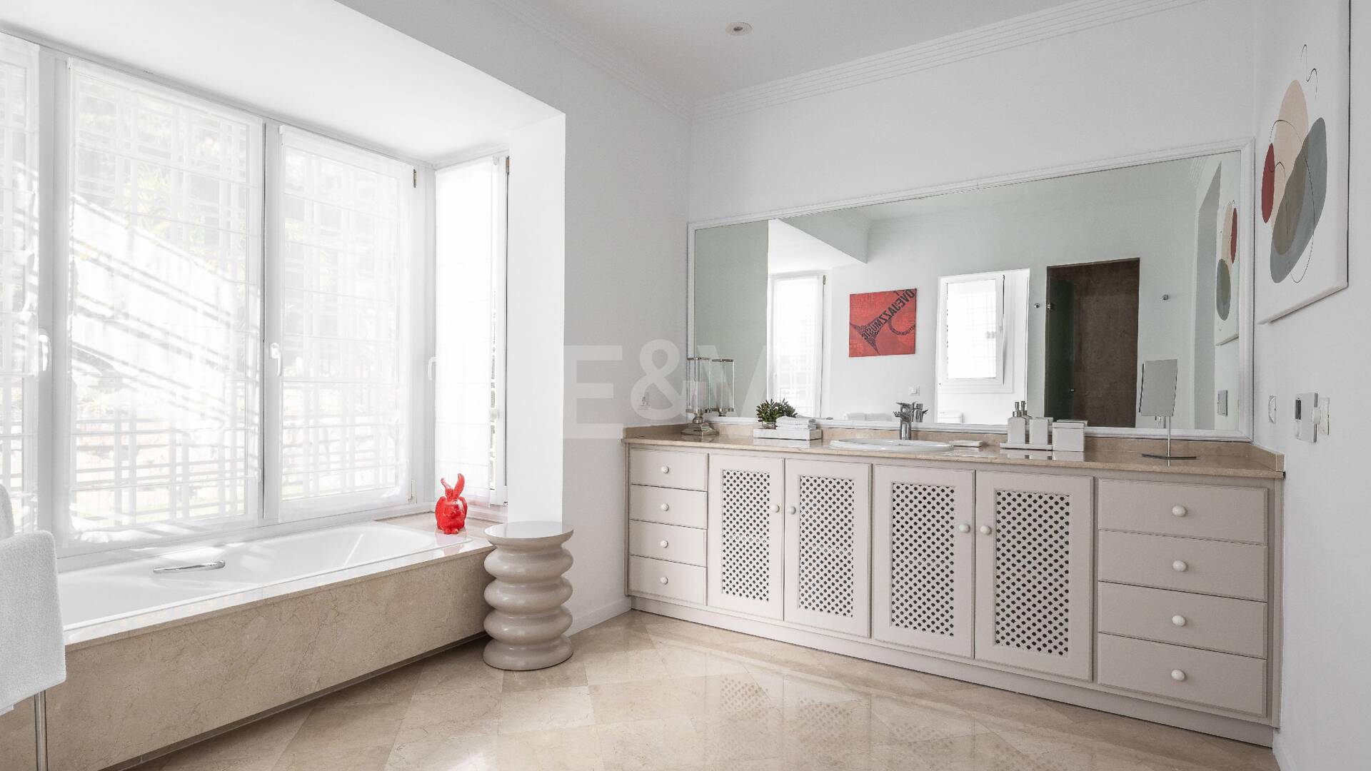 Elegant Villa with Panoramic Sea Views in Río Real