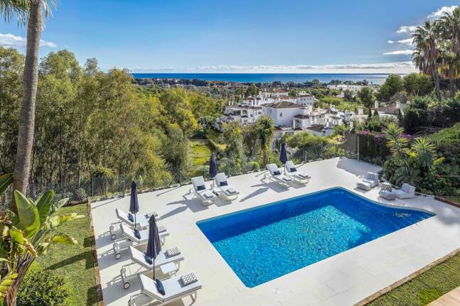 Elegant Villa with Panoramic Sea Views in Río Real
