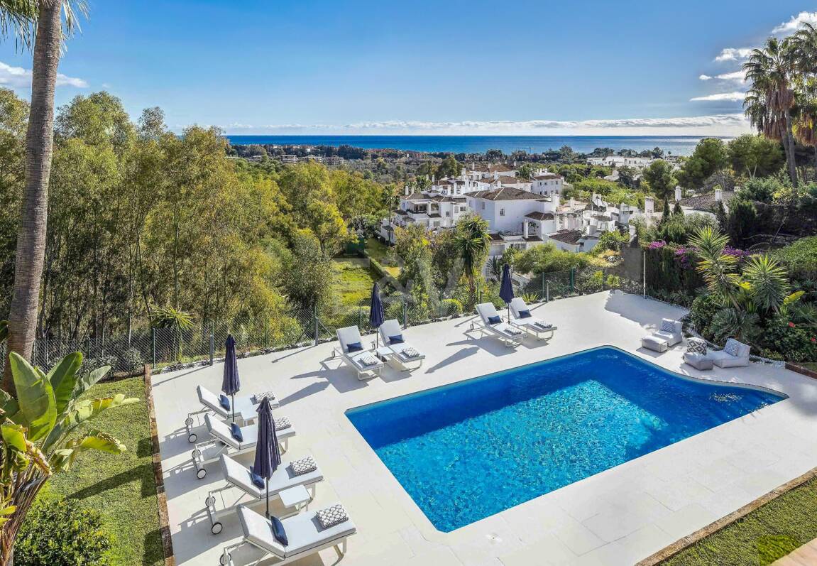 Elegant Villa with Panoramic Sea Views in Río Real