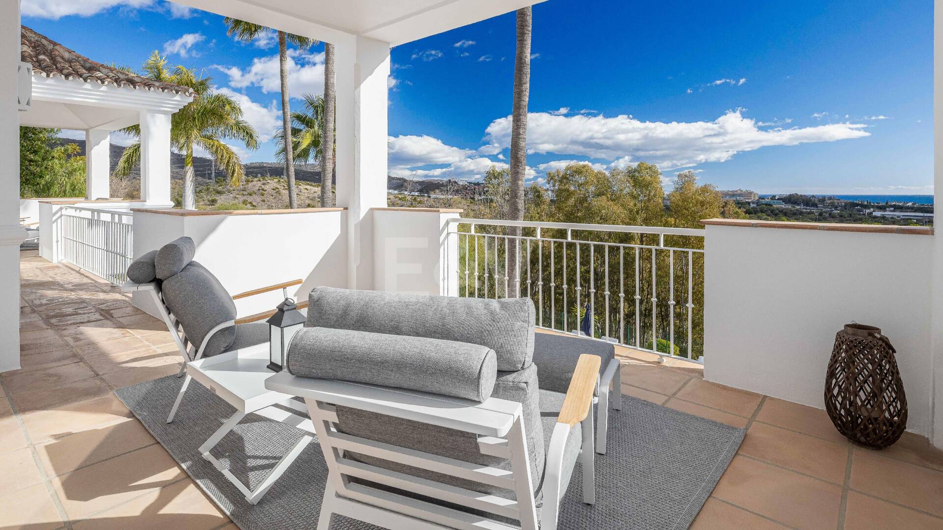 Elegant Villa with Panoramic Sea Views in Río Real