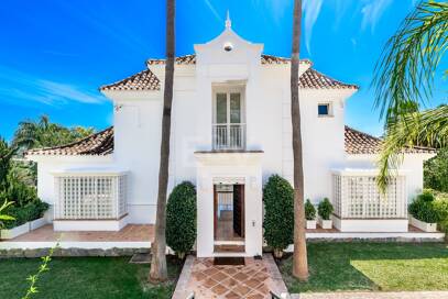 Elegant Villa with Panoramic Sea Views in Río Real