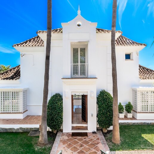 Elegant Villa med panoramautsikt över havet i Río Real