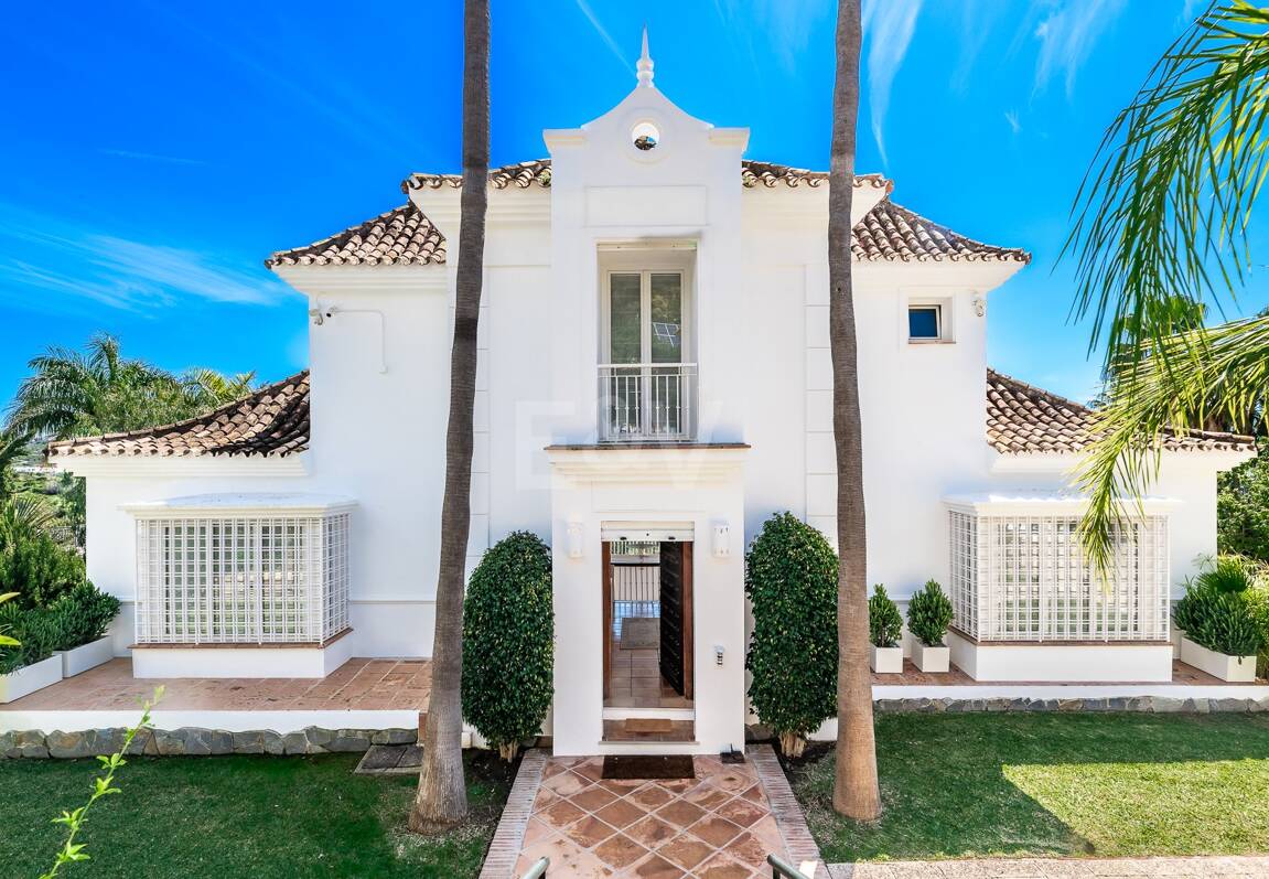 Elegant Villa with Panoramic Sea Views in Río Real