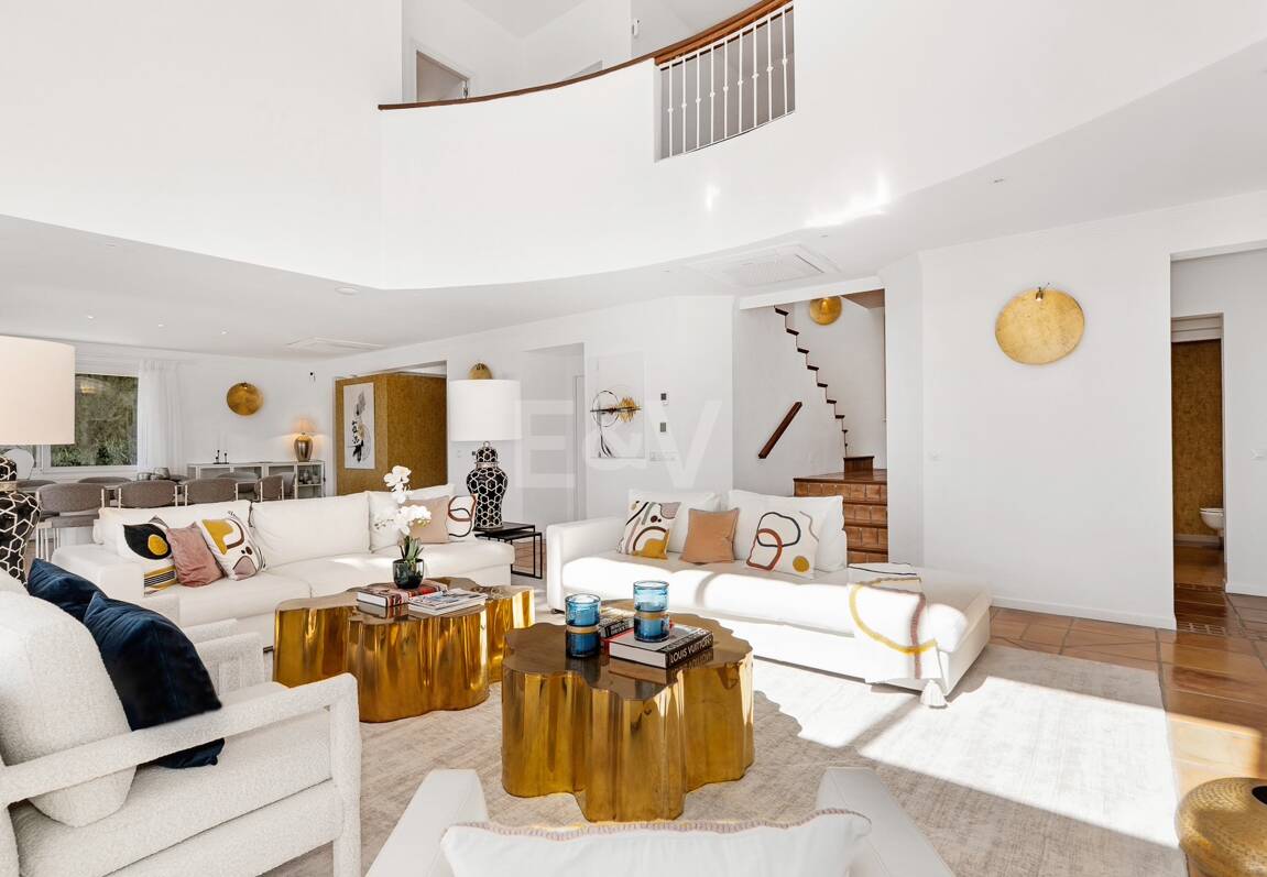 Elegant Villa with Panoramic Sea Views in Río Real