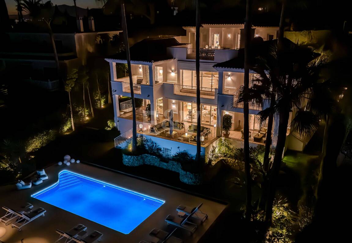 Elegant Villa with Panoramic Sea Views in Río Real