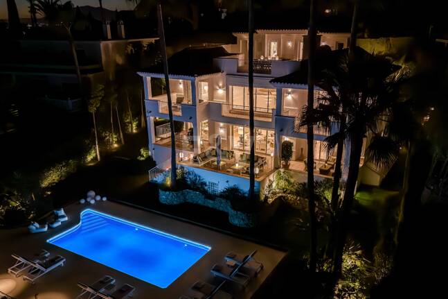 Elegant Villa with Panoramic Sea Views in Río Real