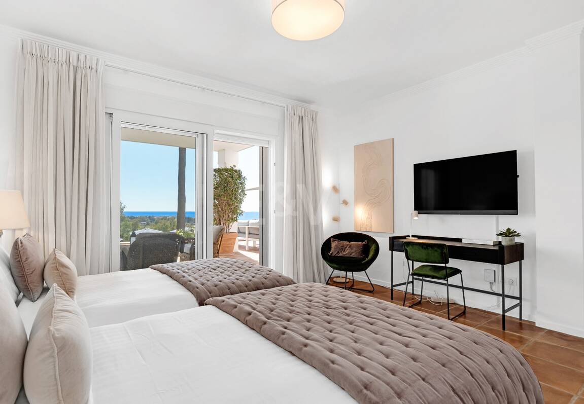 Elegant Villa with Panoramic Sea Views in Río Real