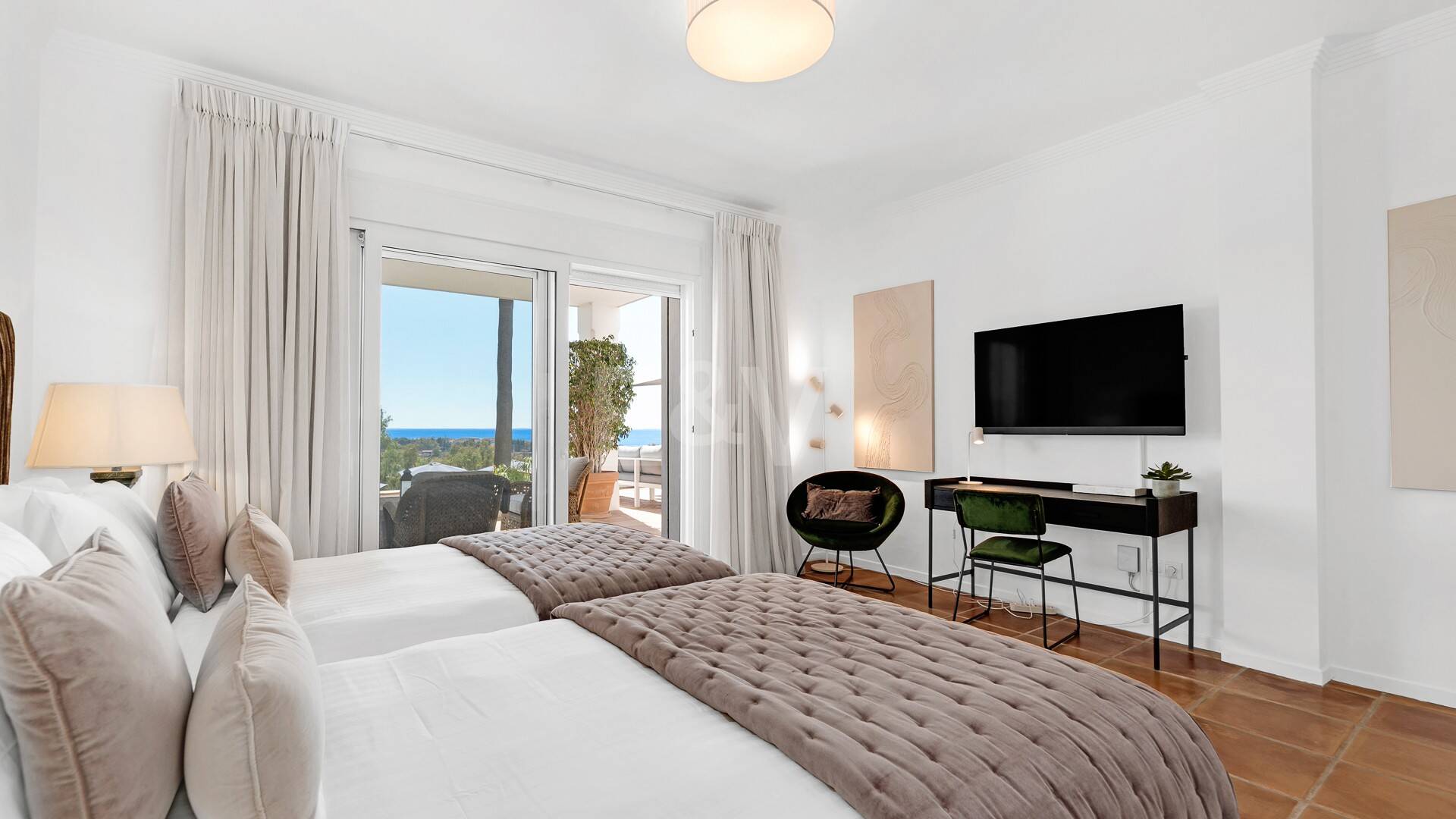 Elegant Villa with Panoramic Sea Views in Río Real