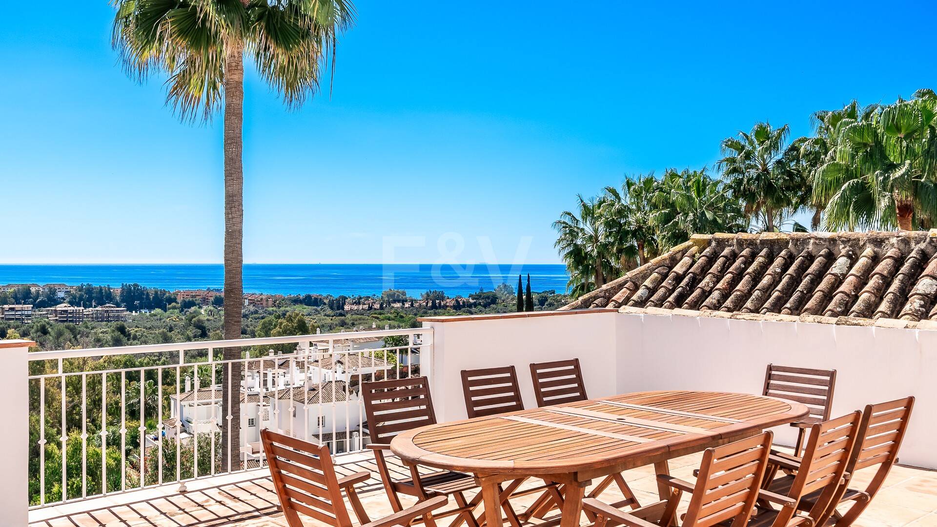 Elegant Villa with Panoramic Sea Views in Río Real