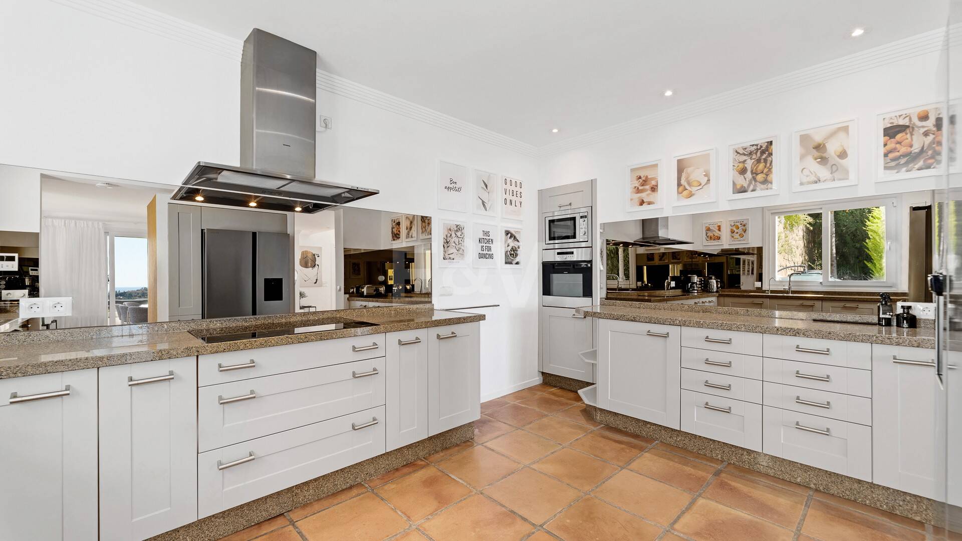 Elegant Villa with Panoramic Sea Views in Río Real