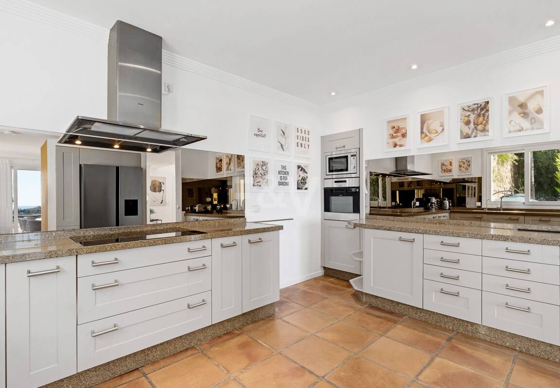 Elegant Villa with Panoramic Sea Views in Río Real