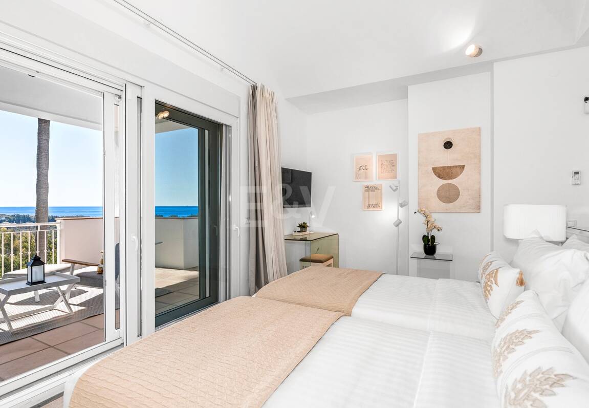 Elegant Villa with Panoramic Sea Views in Río Real