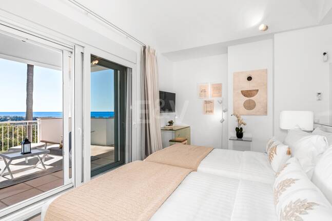 Elegant Villa with Panoramic Sea Views in Río Real