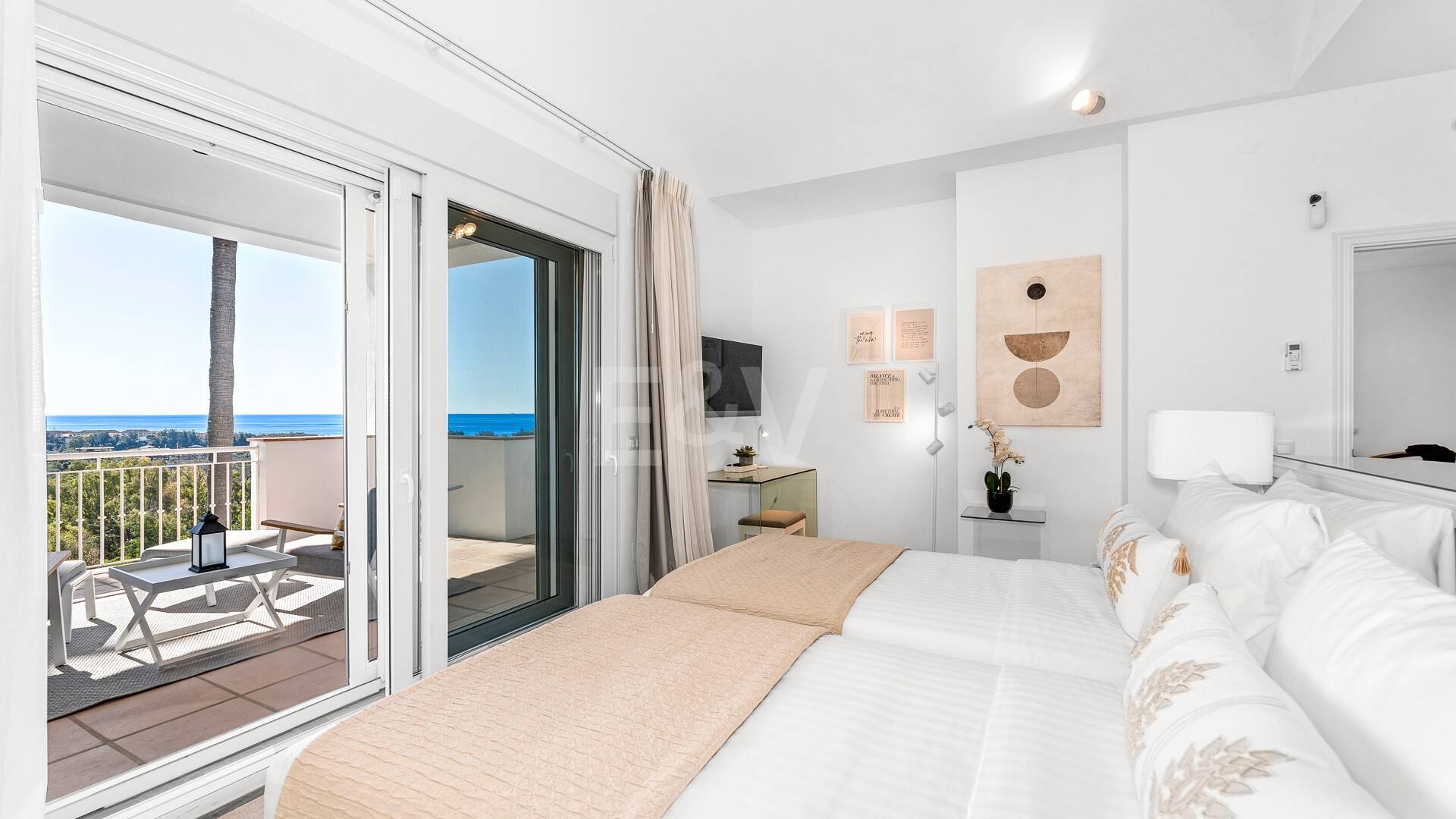 Elegant Villa with Panoramic Sea Views in Río Real