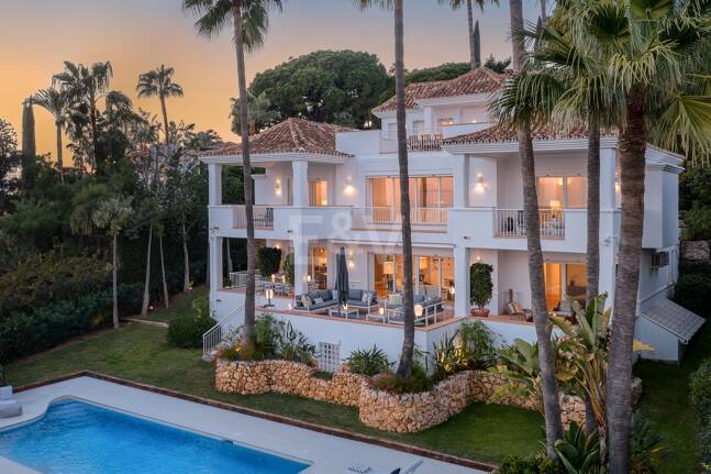 Elegant Villa with Panoramic Sea Views in Río Real