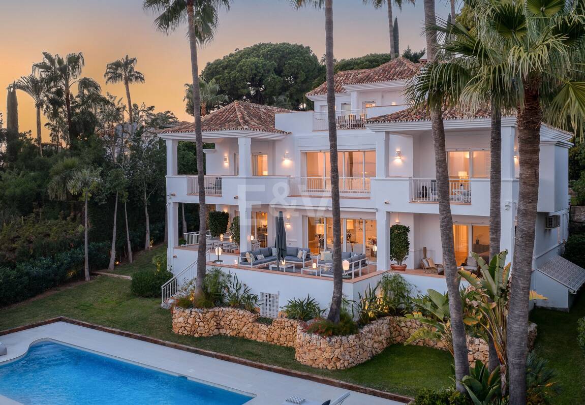 Elegant Villa with Panoramic Sea Views in Río Real