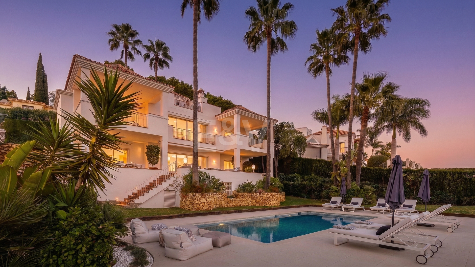 Elegant Villa with Panoramic Sea Views in Río Real