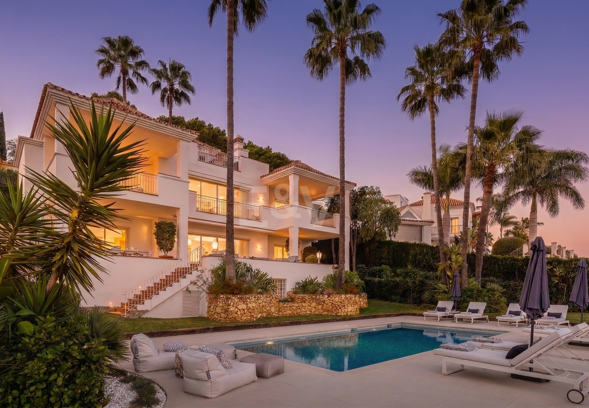 Elegant Villa with Panoramic Sea Views in Río Real