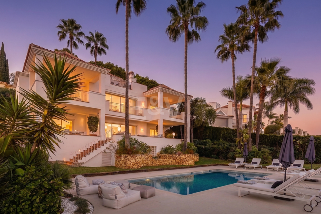 Elegant Villa with Panoramic Sea Views in Río Real