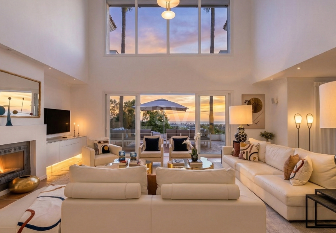 Elegant Villa with Panoramic Sea Views in Río Real