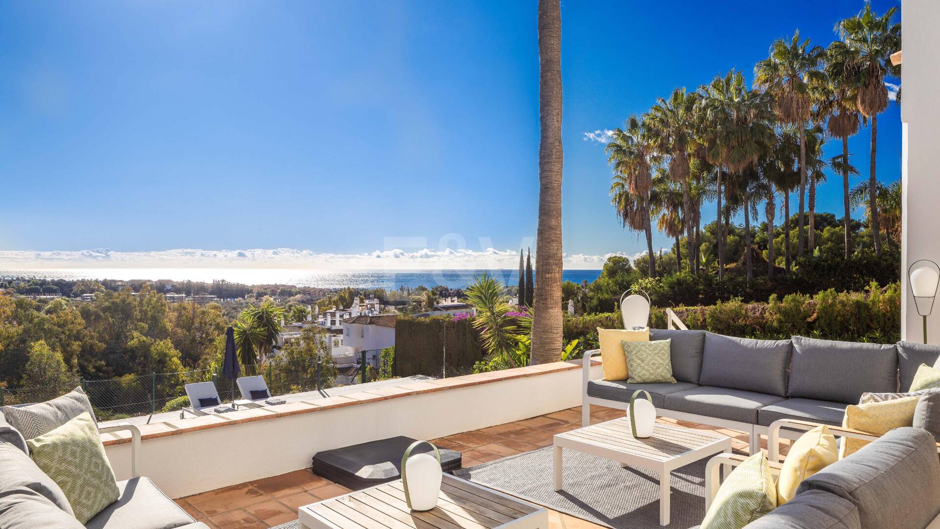 Elegant Villa with Panoramic Sea Views in Río Real