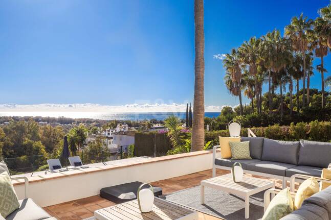 Elegant Villa with Panoramic Sea Views in Río Real