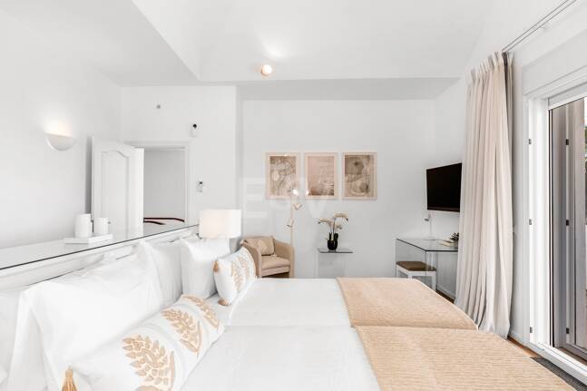 Elegant Villa with Panoramic Sea Views in Río Real