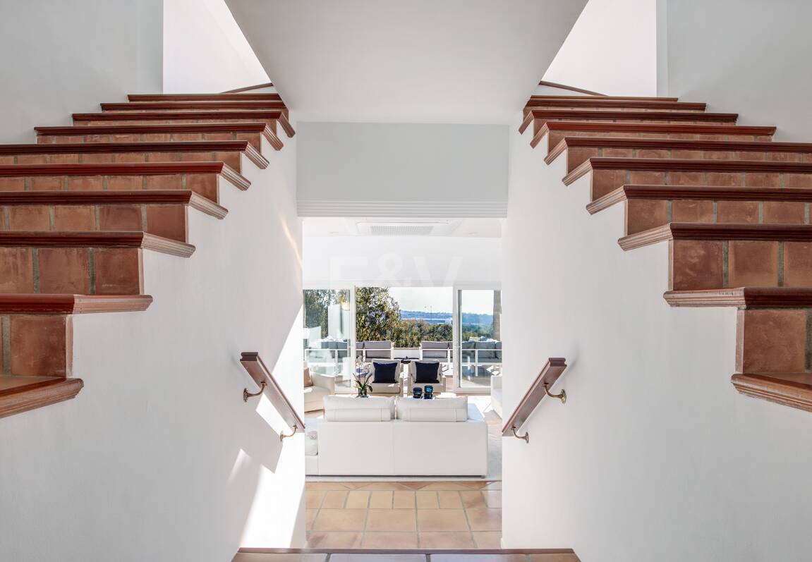 Elegant Villa with Panoramic Sea Views in Río Real