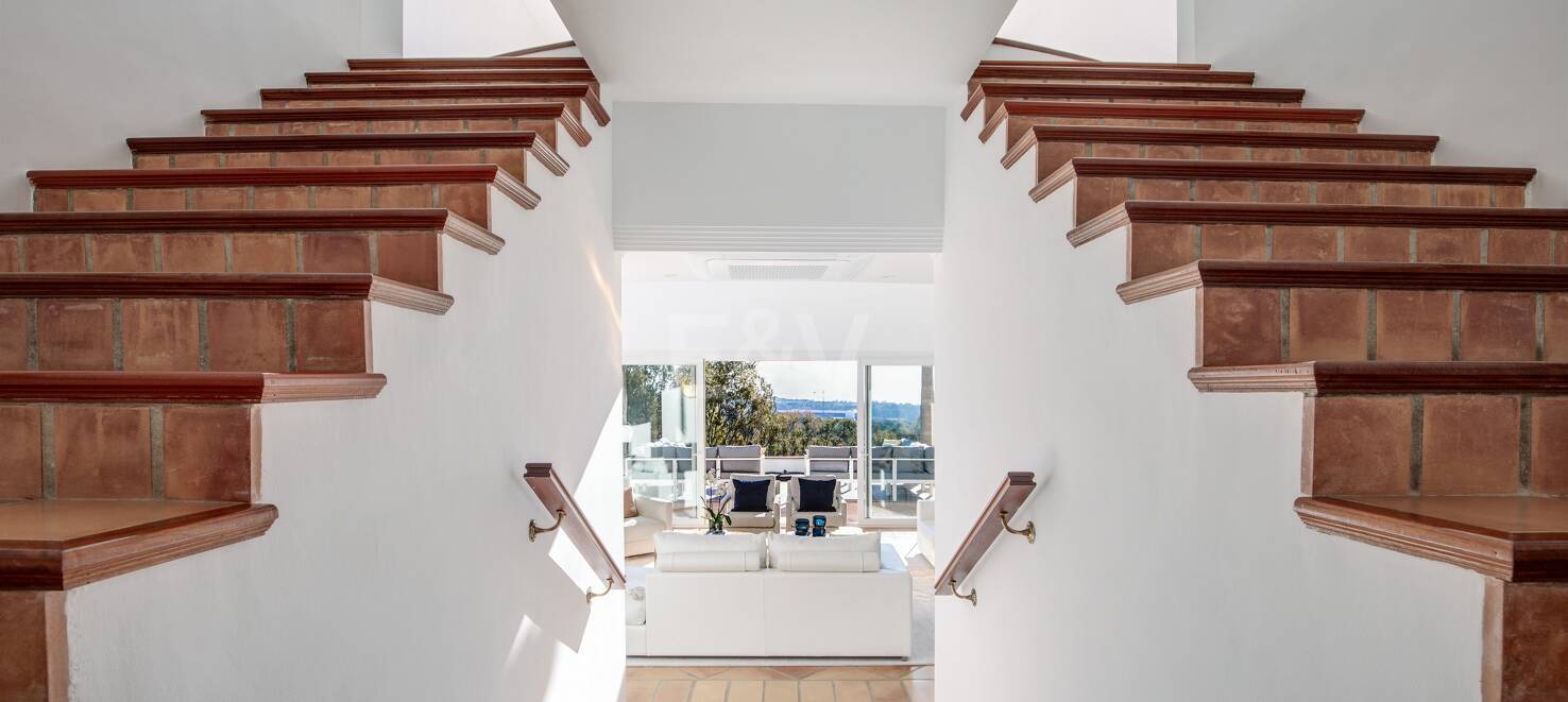 Elegant Villa med panoramautsikt över havet i Río Real