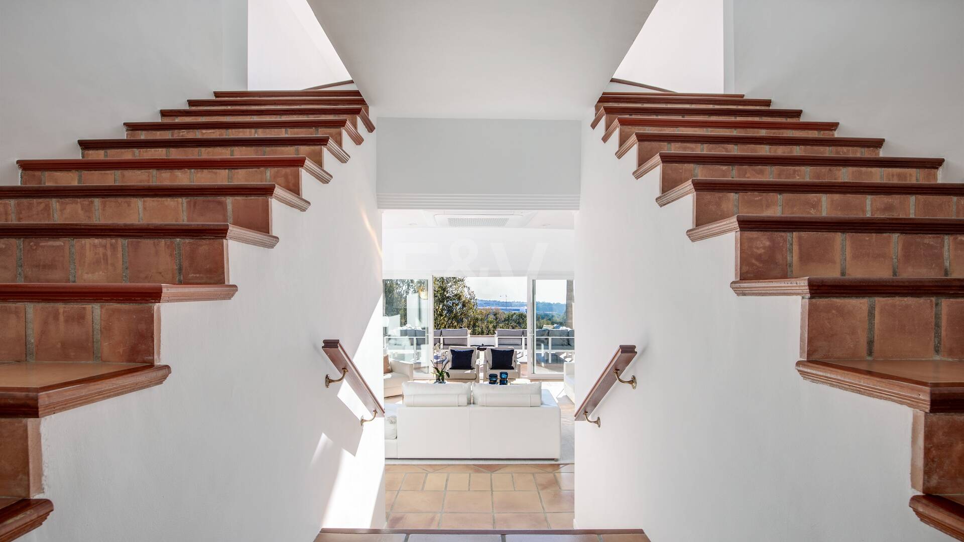 Elegant Villa with Panoramic Sea Views in Río Real