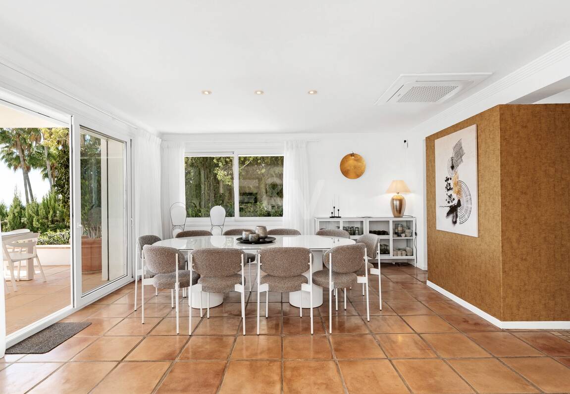 Elegant Villa with Panoramic Sea Views in Río Real