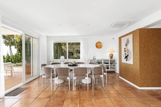 Elegant Villa with Panoramic Sea Views in Río Real