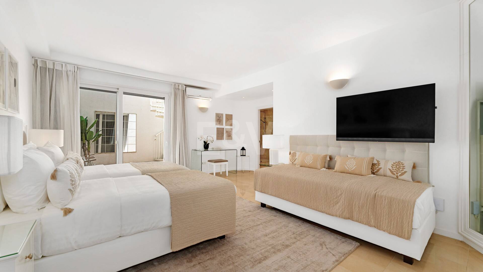 Elegant Villa with Panoramic Sea Views in Río Real