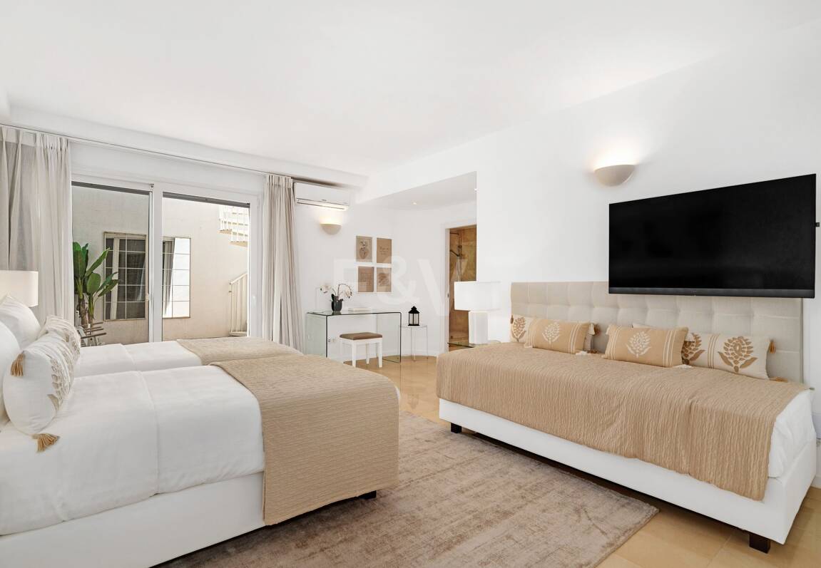 Elegant Villa with Panoramic Sea Views in Río Real