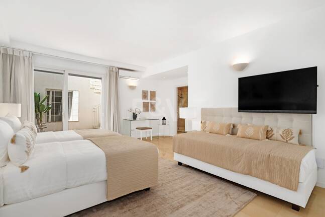 Elegant Villa with Panoramic Sea Views in Río Real