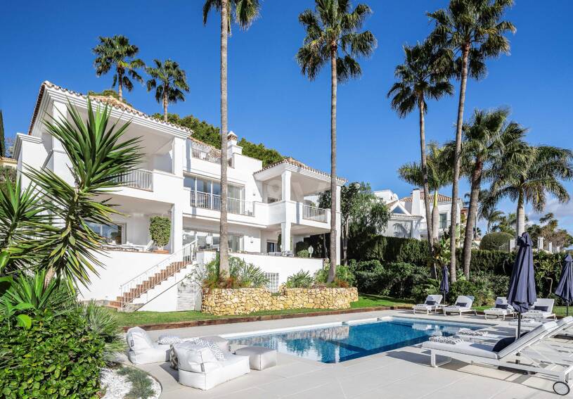 Elegant Villa with Panoramic Sea Views in Río Real